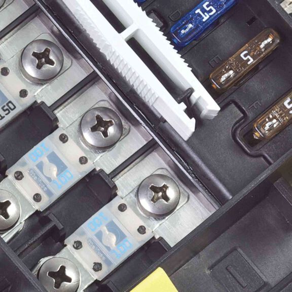 SafetyHub 150 Fuse Block image number 1