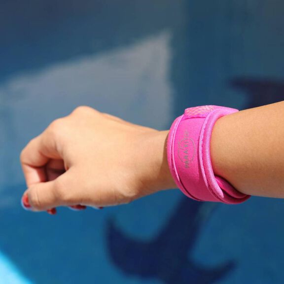 Mosquito Repellent Wristband (Fuchsia) image number 4