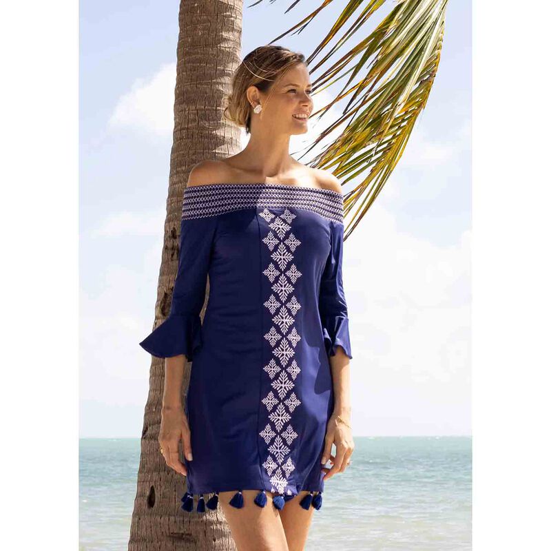 Una Mujer Sentada En Una Playa Con Un Vestido Y Posando Para Una Foto
