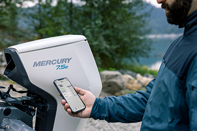 Boater using the Mercury App