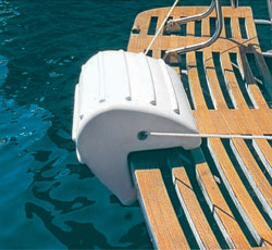 Transom fender used on a swimstep