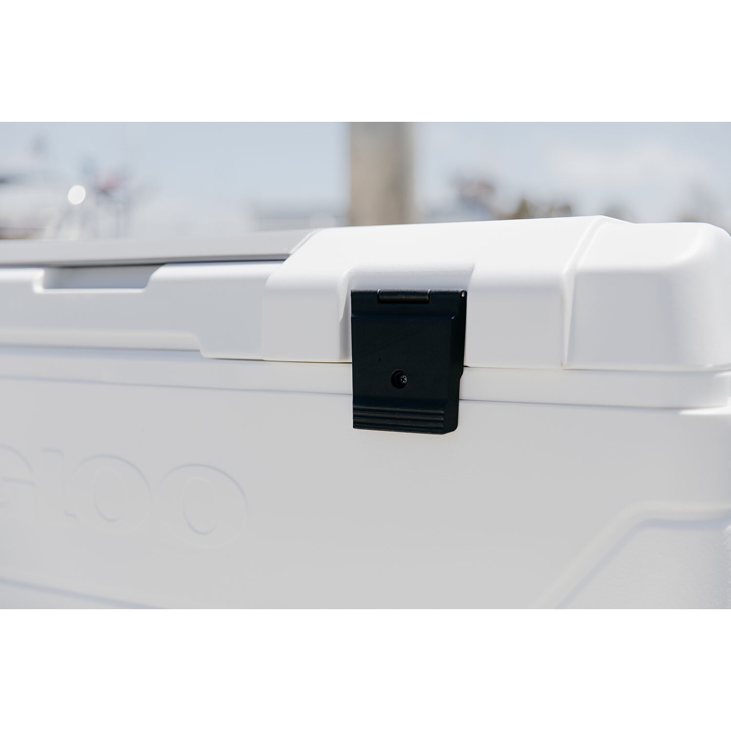 Igloo 165-quart Maxcold Chest Cooler with Butterfly Quick Access Hatch